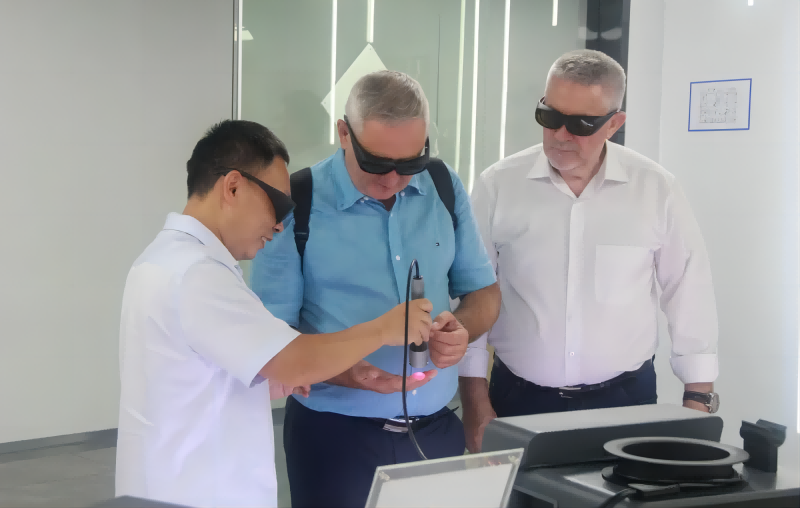 Ungarische Delegation für Wissenschaft und Technologie sowie Wirtschafts- und Handelskooperation besucht PBM Medical Laser, um die Grenzen der Lasertechnologie zu erkunden
